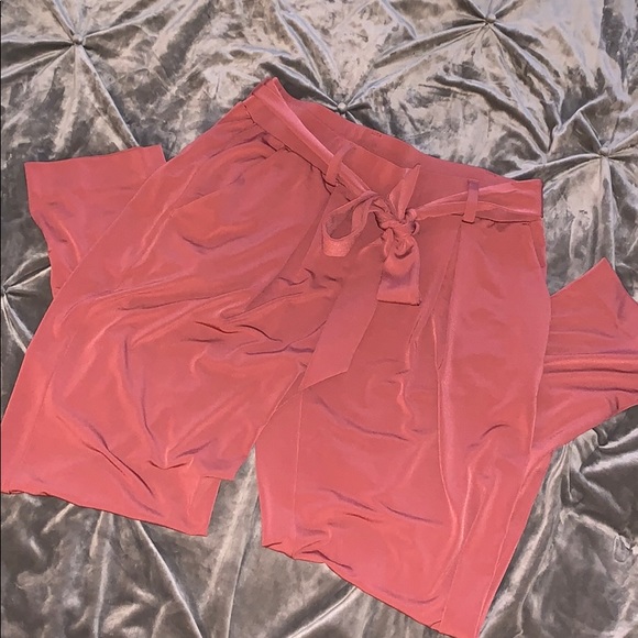 EXPRESS RELAXED FIT CROPPED PANTS - Picture 3 of 3